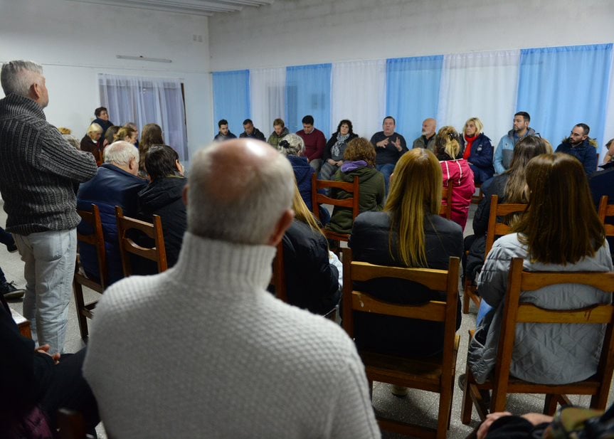 Vecinos del barrio Punta Mogotes, en una reunión con el intendente Guillermo Montenegro y su equipo. 