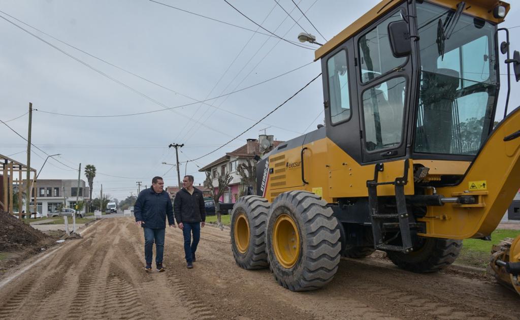 Guillermo Montenegro junto a su primer candidato a concejal, Agustín Neme, en una obra de pavimentación. 