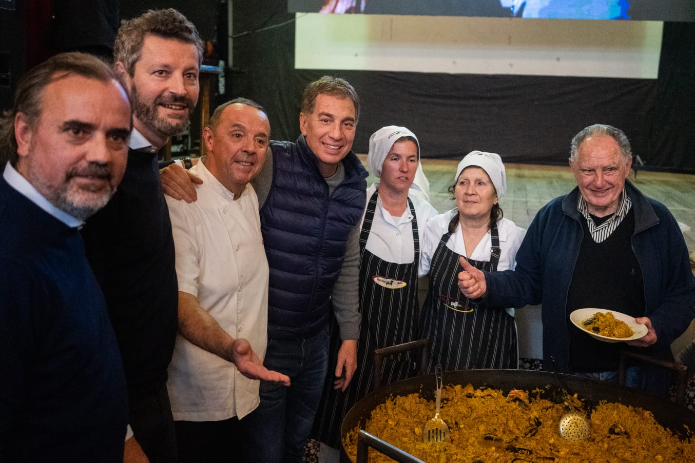 Emiliano Giri y Fernando Muro junto a Santilli, antes de comer anoche una paella.  