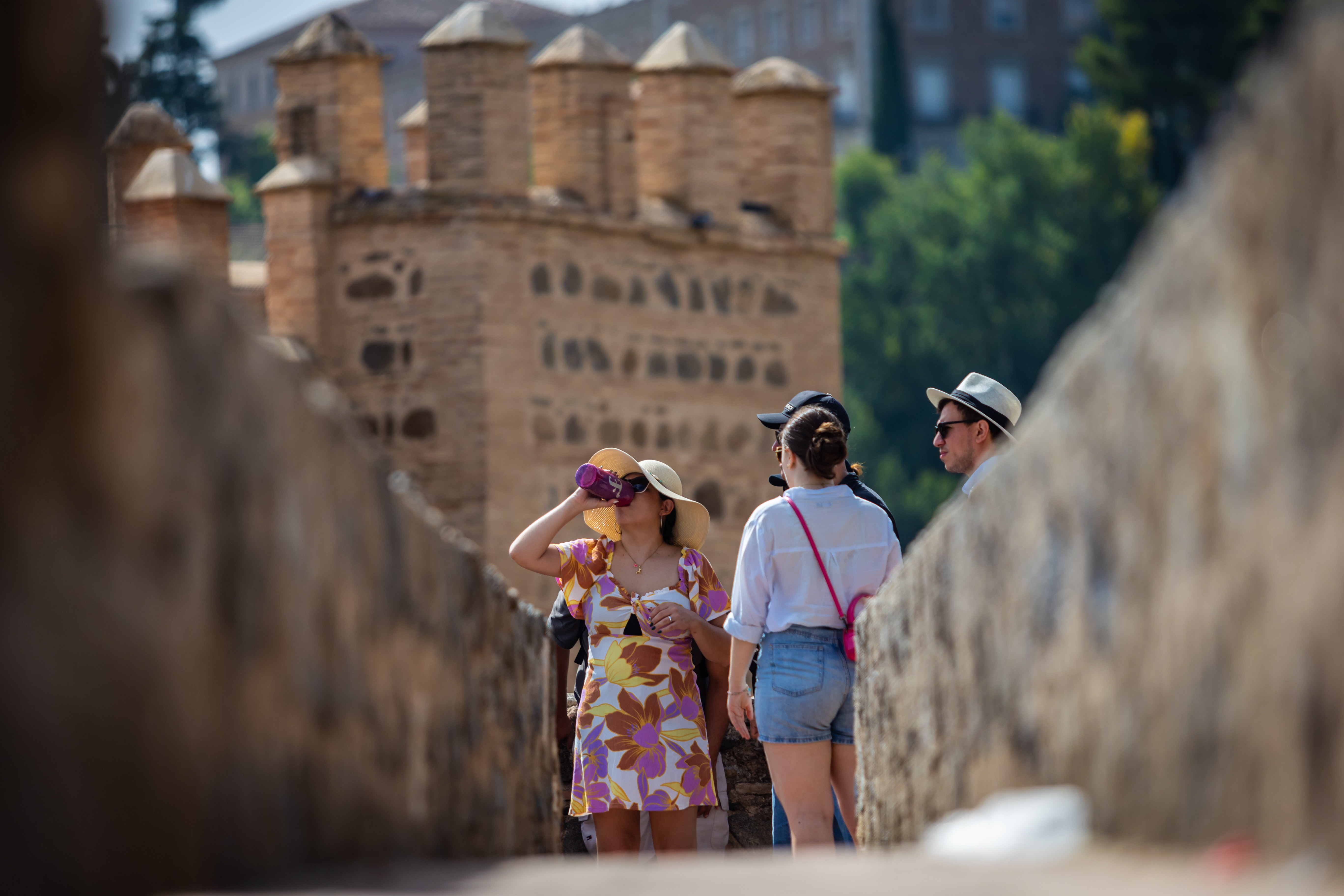 Una mujer se refresca en Toledo. Una nueva ola de calor -la tercera del verano- vuelve a azotar España. Foto: EFE | Ángeles Visdómine.