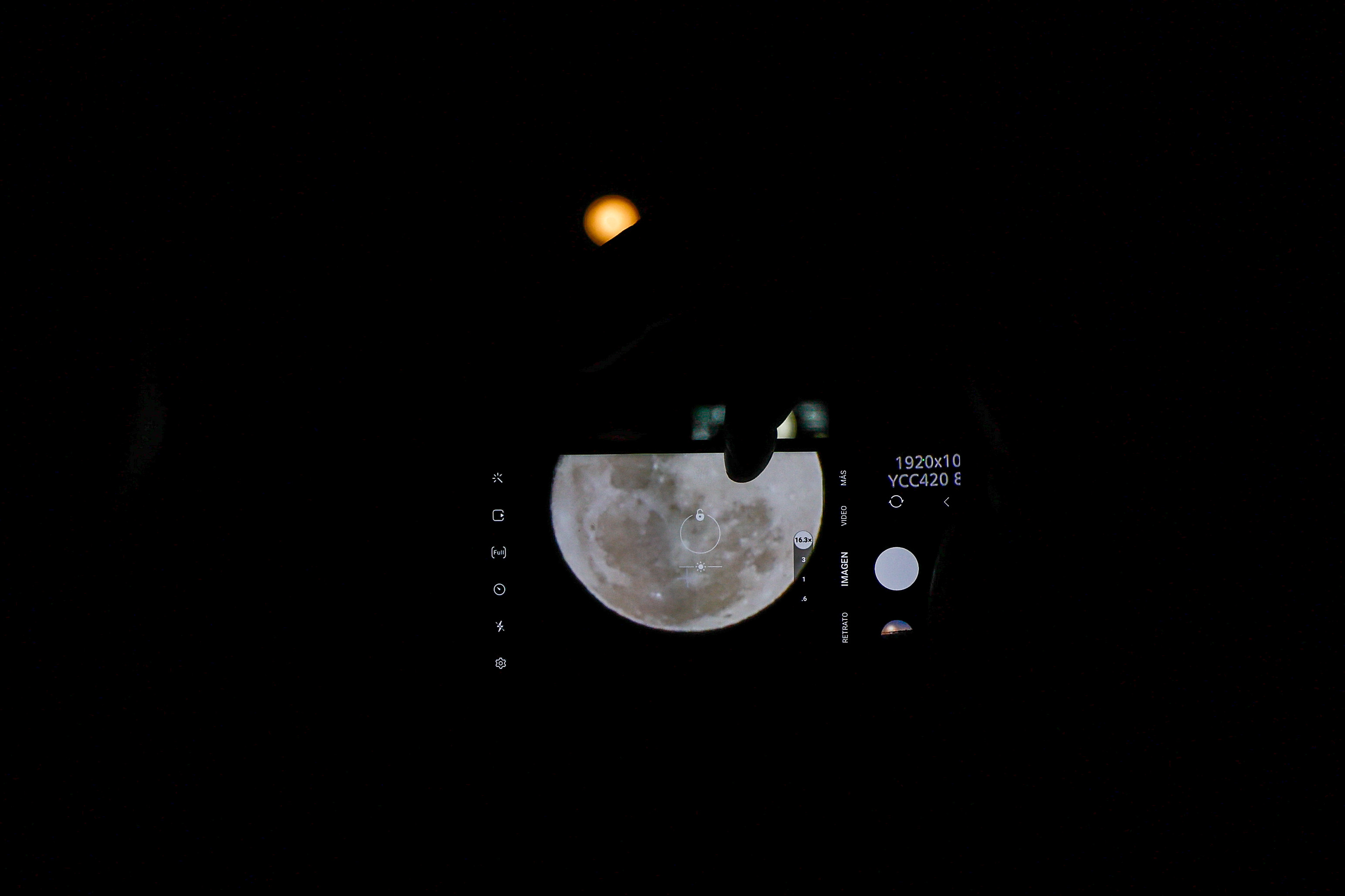 Pasear bajo la luna llena por las Cataratas de Iguazú, una experiencia sensorial