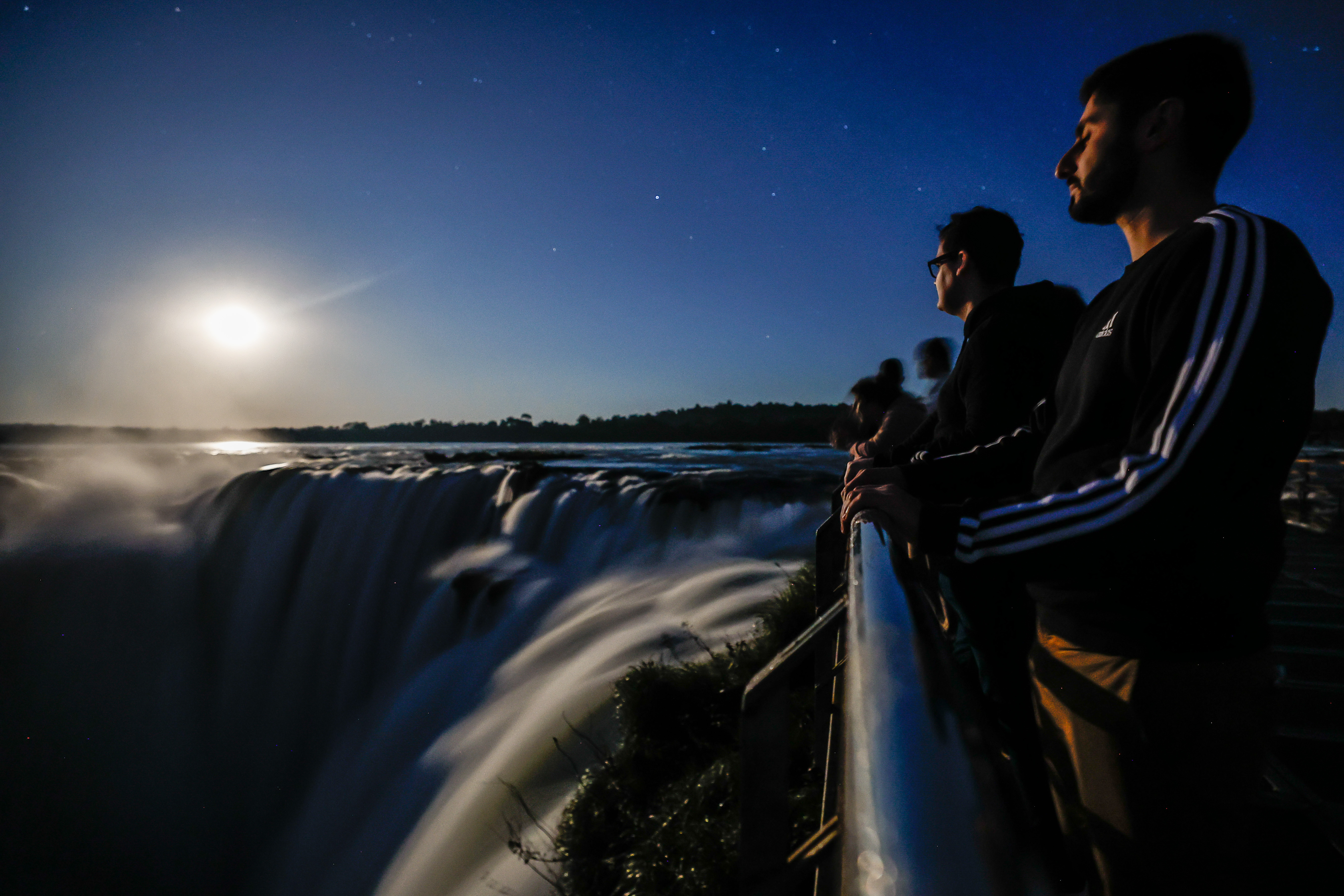 Pasear bajo la luna llena por las Cataratas de Iguazú, una experiencia sensorial