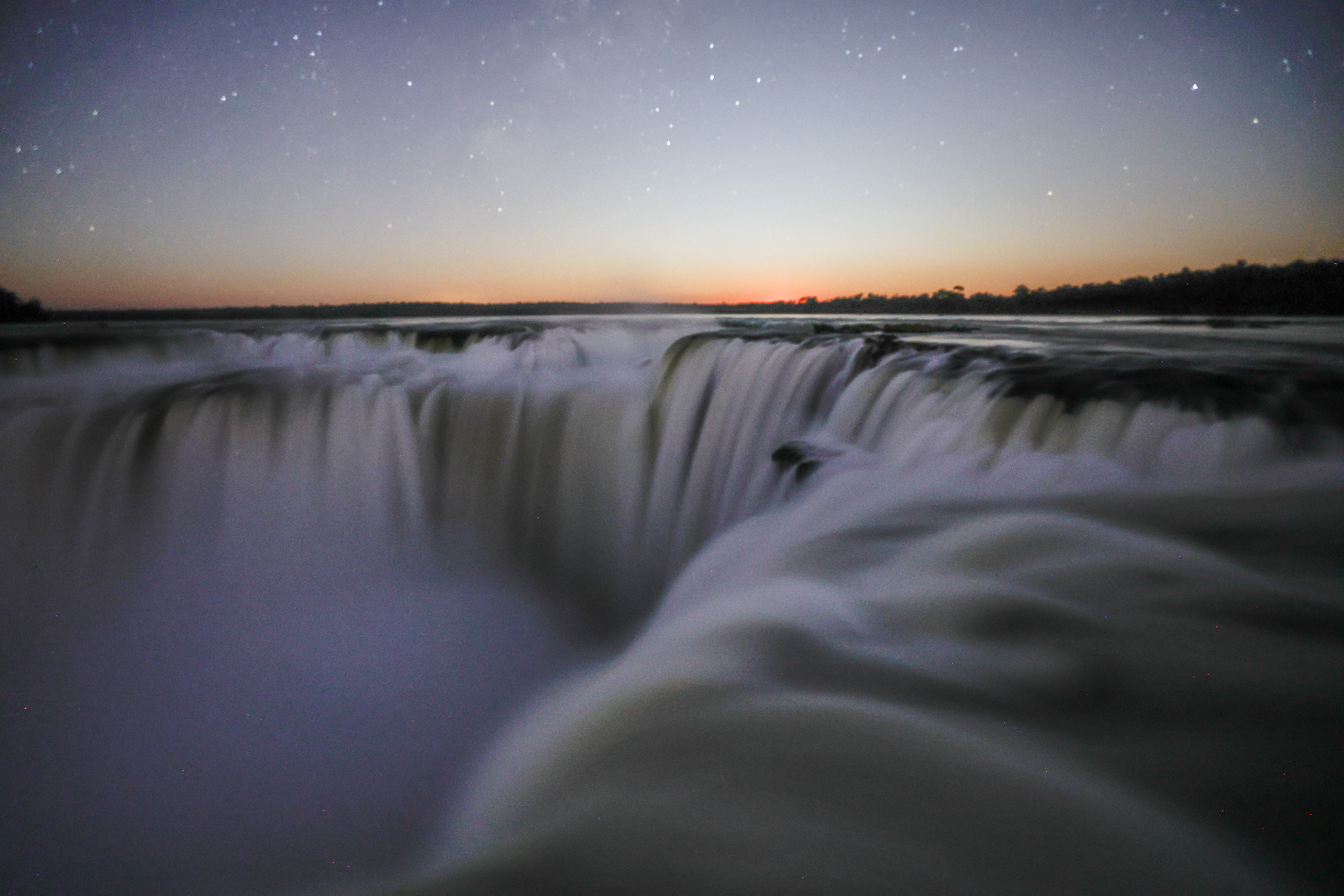 Pasear bajo la luna llena por las Cataratas de Iguazú, una experiencia sensorial