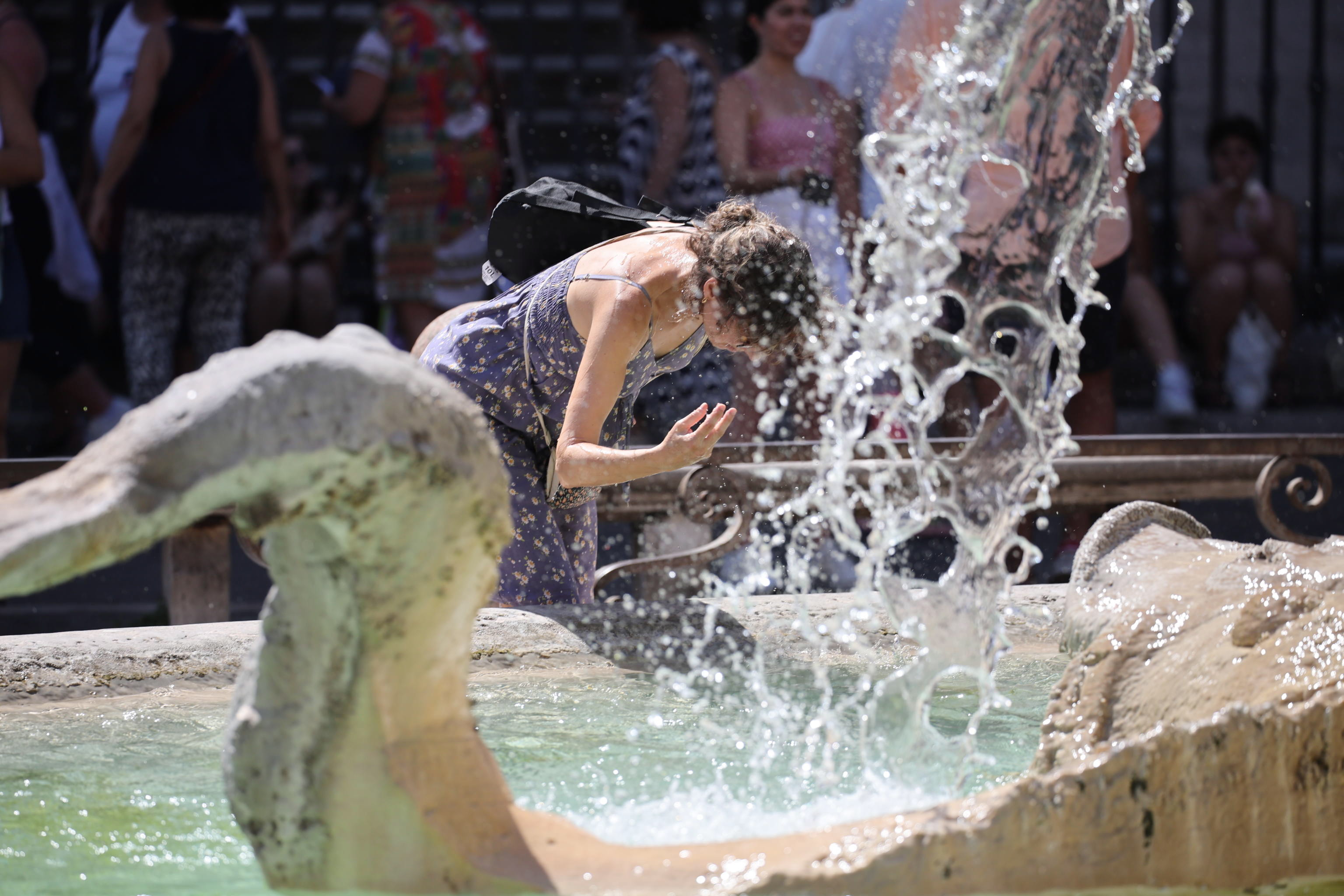 Una mujer se refresca en una fuente de Roma, Italia. Foto: EFE | EPA | Massimo Percossi.