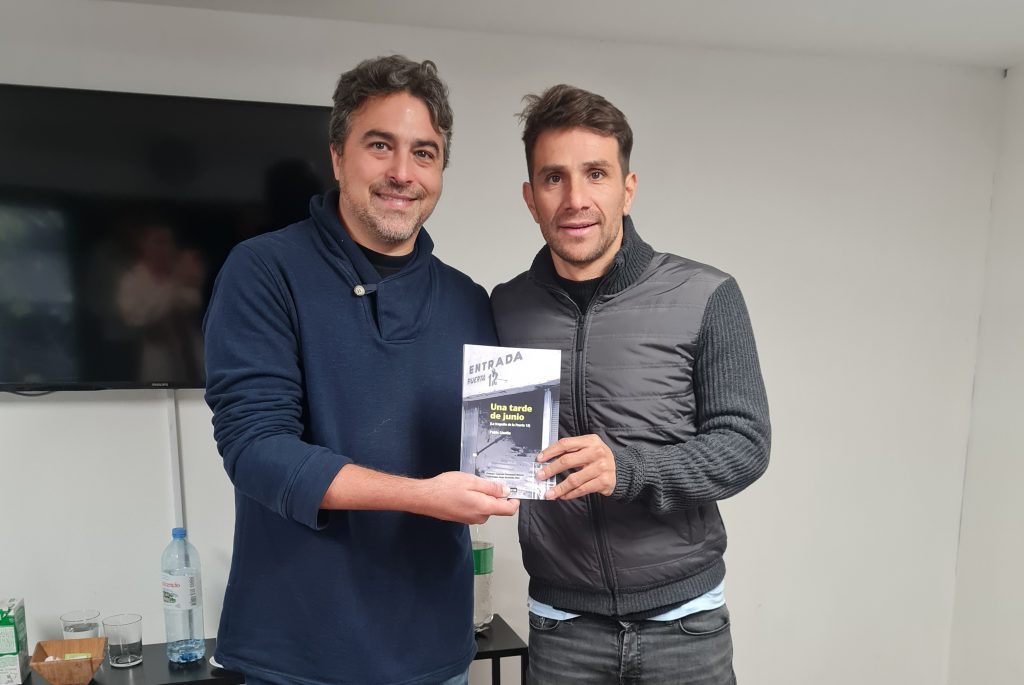 El ex capitán de River Plate, Leonardo Ponzio, junto a Lisotto y con un ejemplar del libro.