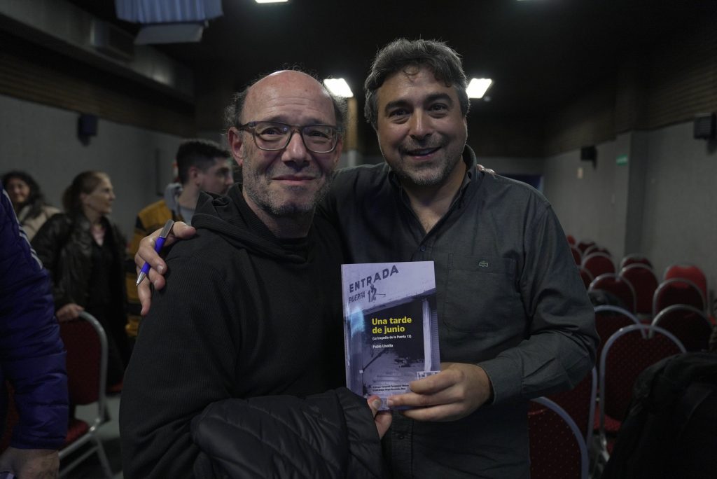 El autor de "Una tarde de junio (La tragedia de la Puerta 12)", junto al periodista Ezequiel Fernández Moores, quien realizó el prólogo del libro.