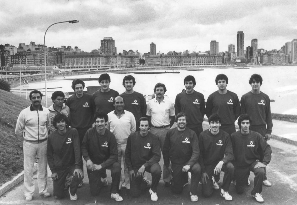 El Ruso junto al plantel del seleccionado marplatense de básquetbol que ganó el Provincial de 1982.