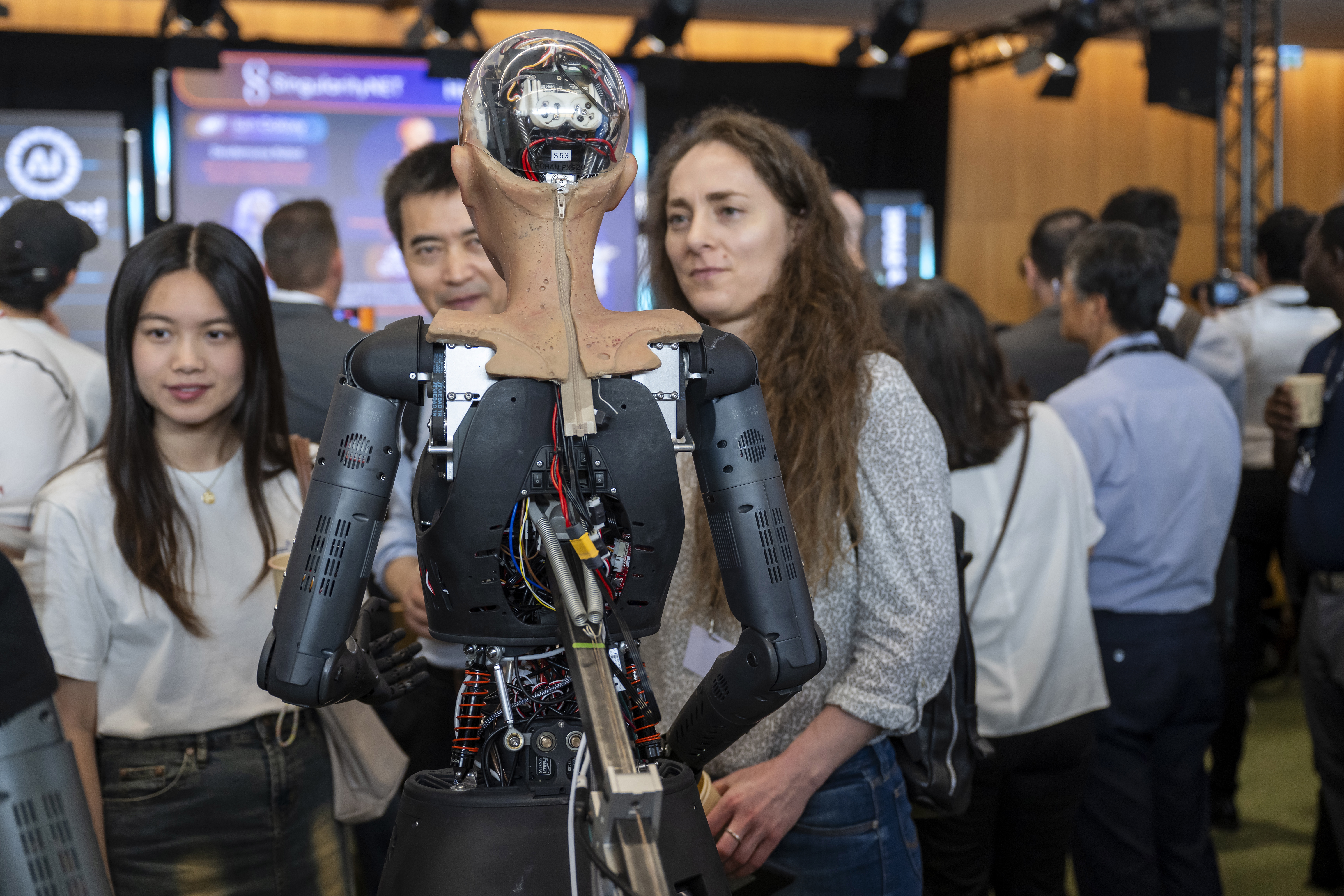 Un grupo de personas observa a un robot durante la primera conferencia de prensa del mundo con un grupo de robots humanoides sociales con inteligencia artificial, en Ginebra. Foto: EFE | EPA | Martial Trezzini.
