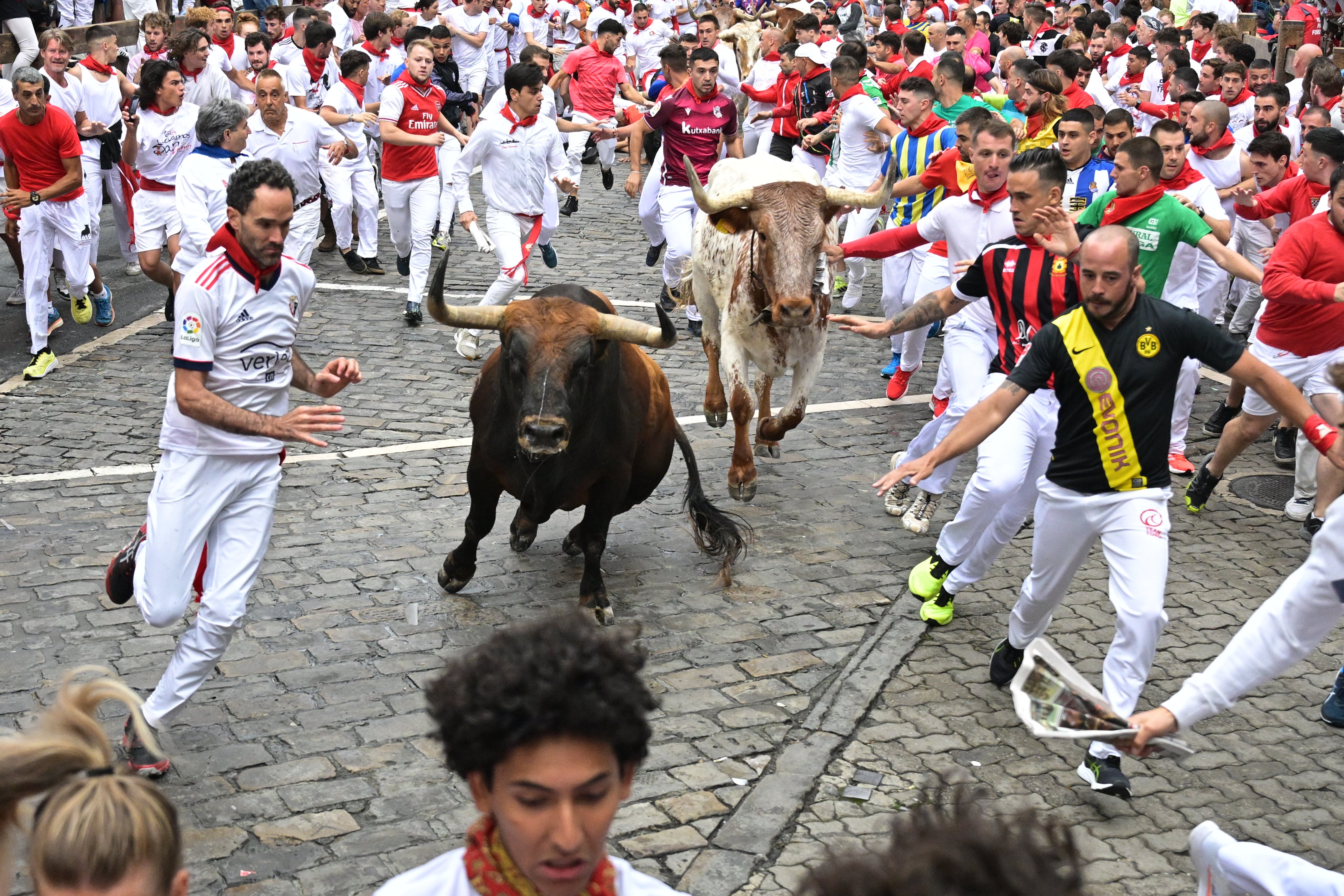 Los toros de la ganadería La Palmosilla a su paso por el tramo de Telefónica durante el primer encierro de los sanfermines 2023. Foto: EFE | Daniel Fernández.