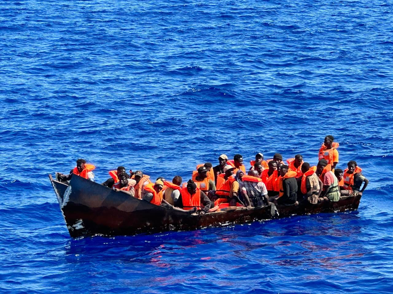 Más de 2.000 migrantes desembarcaron en la isla de Lampedusa, el territorio italiano más cercano a África. Foto: EFE | Esther Camps | Open Arms.