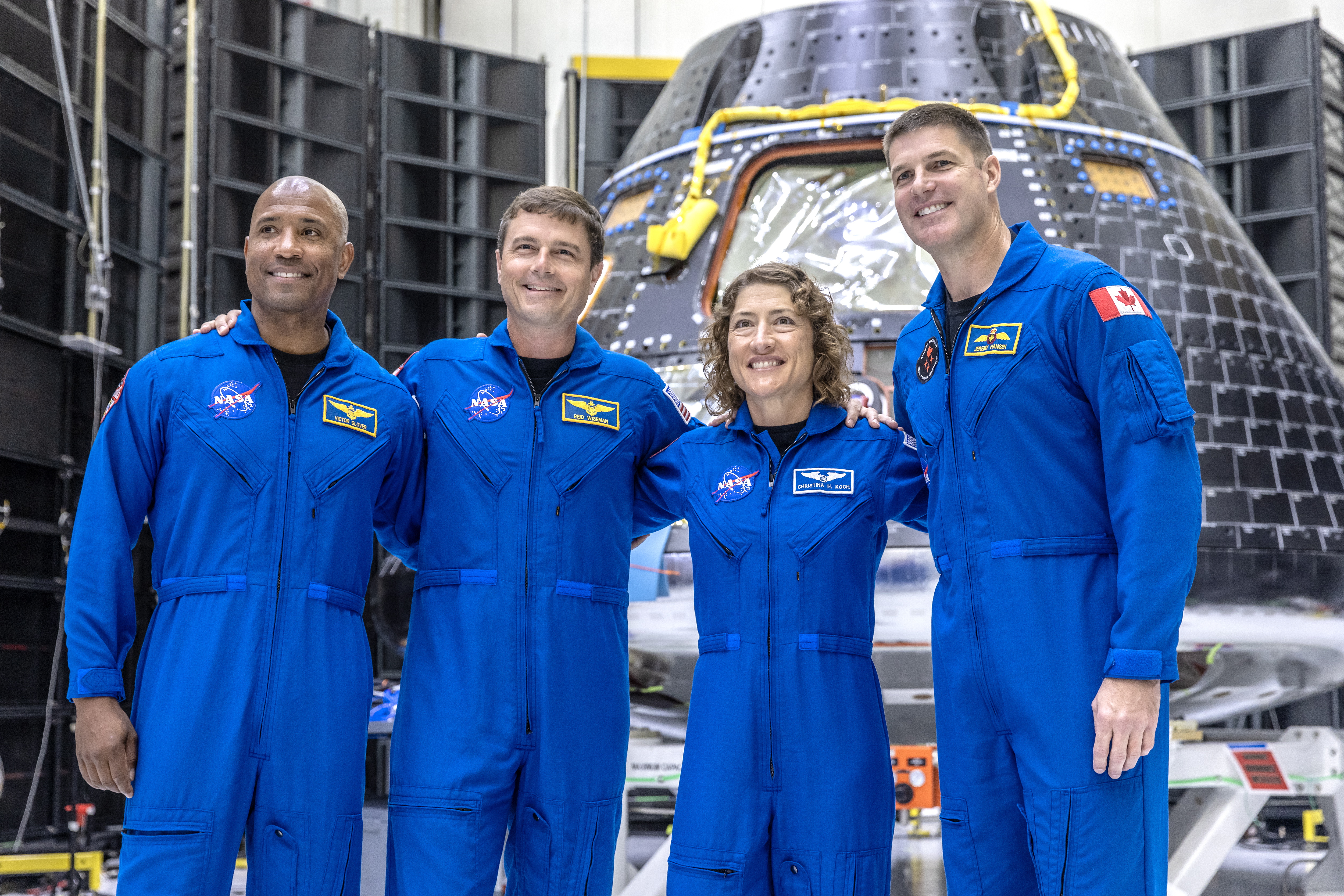  Victor Glover, Reid Wiseman, Christina Hammock Koch y Jeremy Hansen, miembros de la tripulación de Artemis 2, posan delante de la nave espacial Orion de la NASA. Foto: EFE | EPA | Cristobal Herrera Ulashkevich.