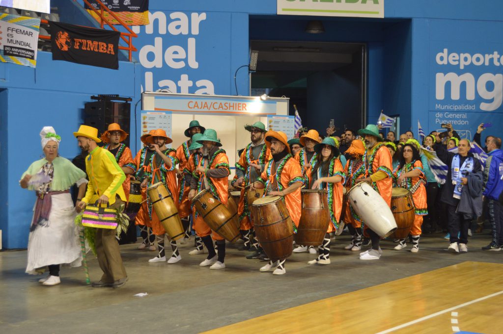 Nadie pudo quedarse sentado cuando llegó el candombe uruguayo.
