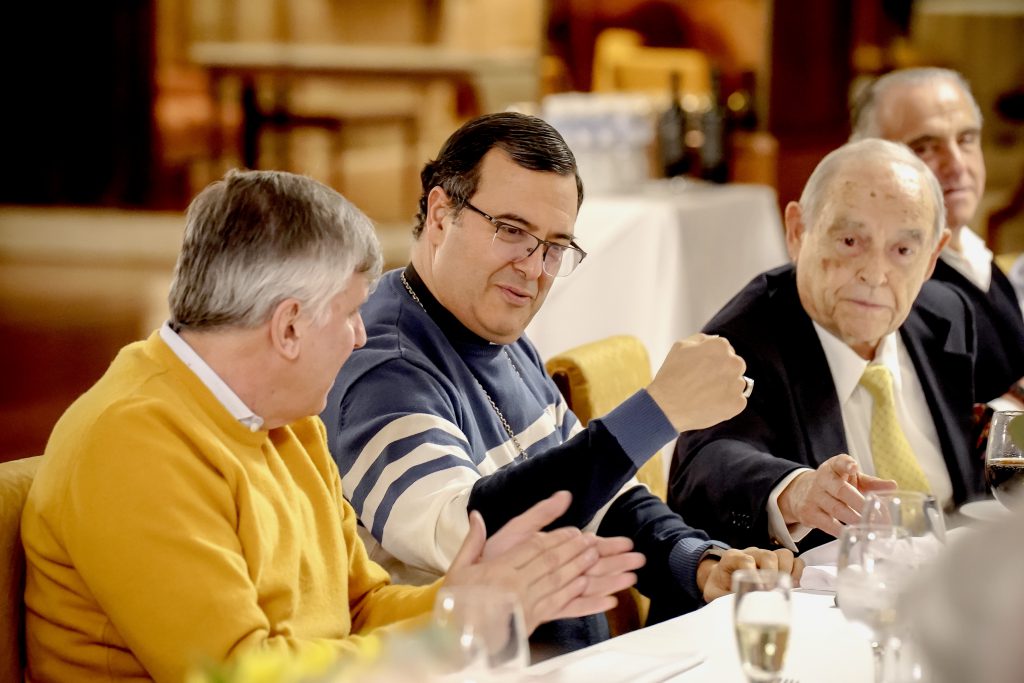 Mestre dialoga con el empresario Florencio Aldrey y el escribano Gustavo Crego.