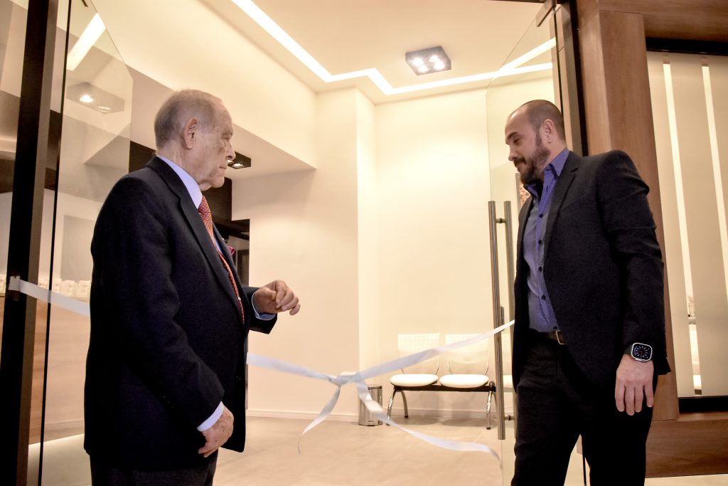 El doctor Diego Quirós junto al empresario Florencio Aldrey inaugurando la nueva sede.