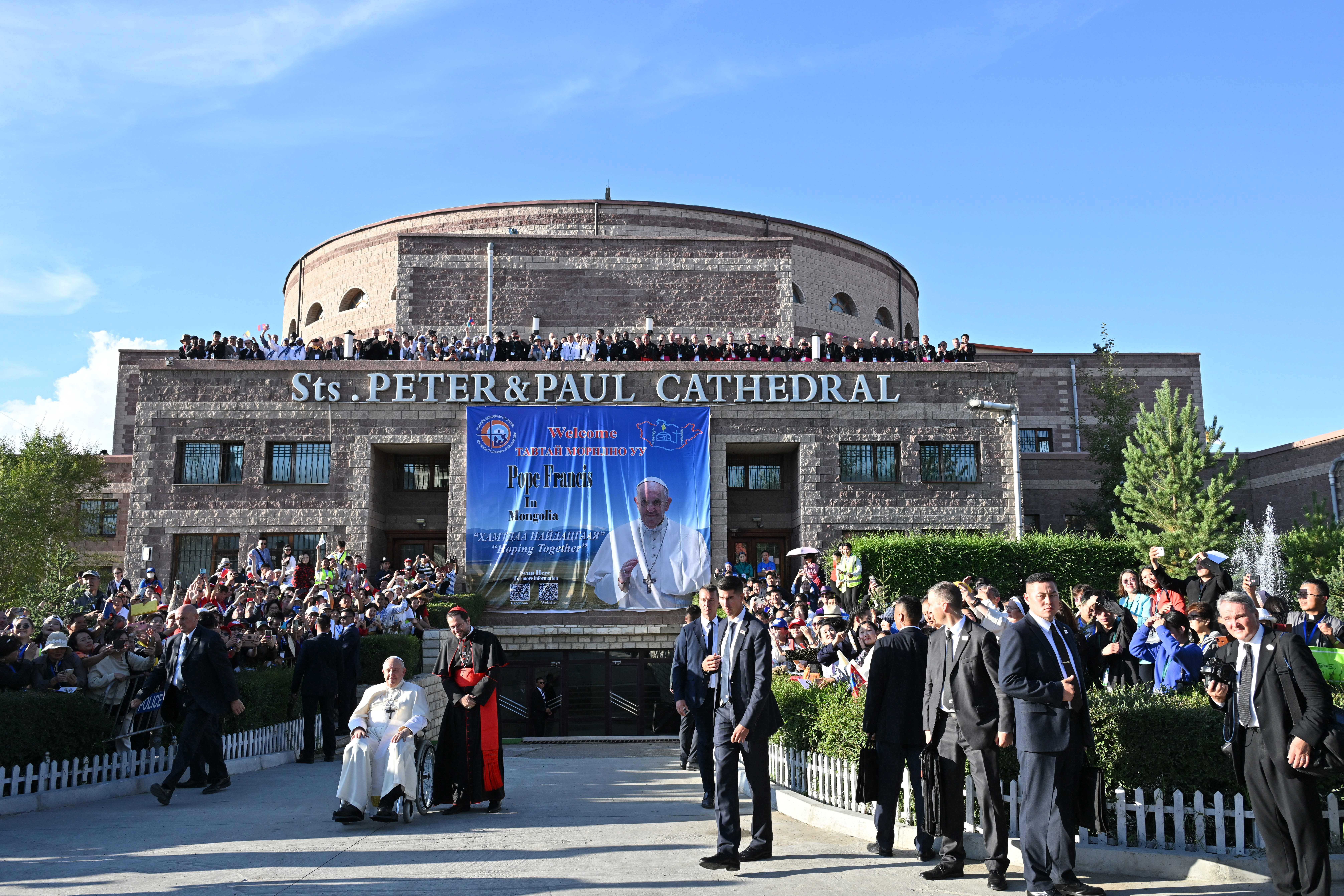 El papa Francisco desde la Catedral de Santos Pedro y Pablo después de su reunión con obispos, sacerdotes, misioneros, personas consagradas y trabajadores pastorales en Ulán Bator. Foto: Alberto Pizzoli (AFP). 