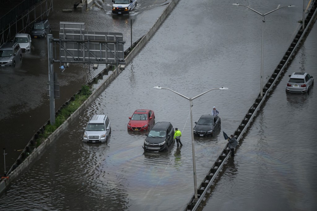 Una vista general muestra automóviles varados en las aguas de una inundación en la autopista FDR en Manhattan.