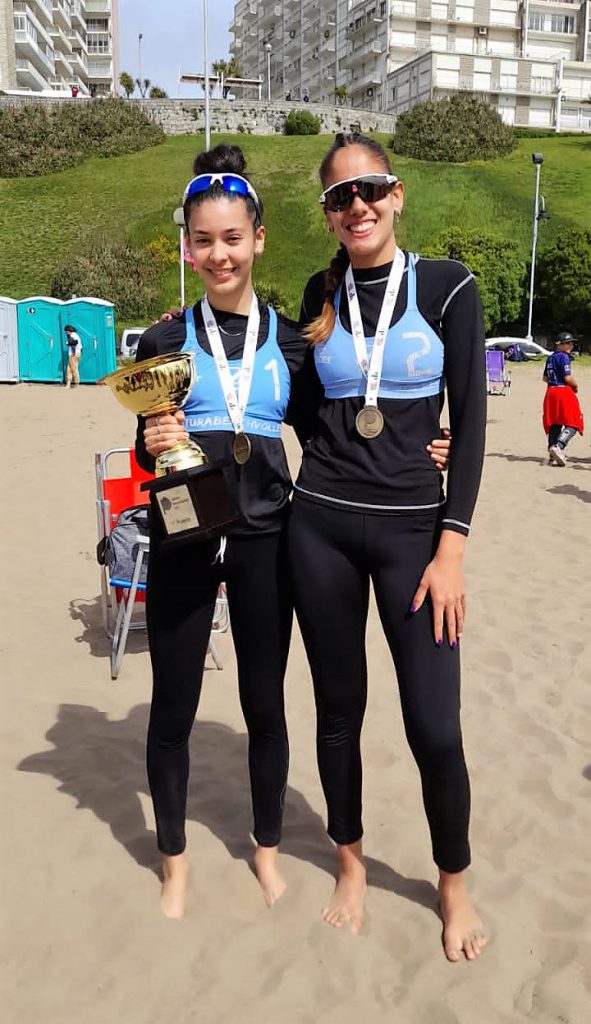 Iara Denappole y Belén Enriquiez, se alzaron con el premio mayor en beach volley.