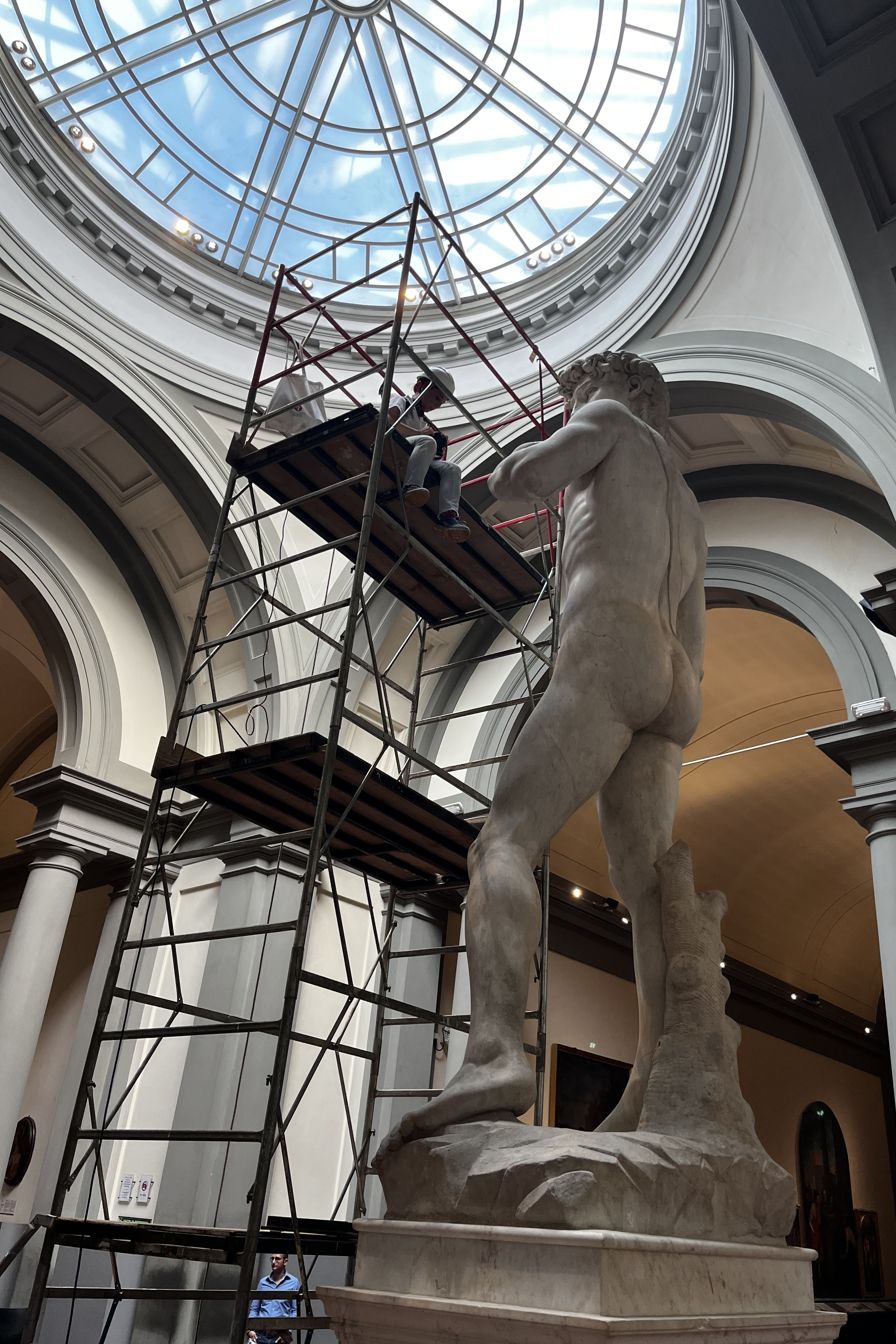 La Galería de la Academia de Florencia desempolva y limpia el monumental David de Miguel Ángel