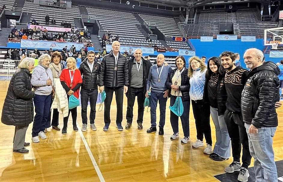 Homenaje a reconocidas glorias del básquetbol, una feliz idea de la organización en el último día del Mundial.