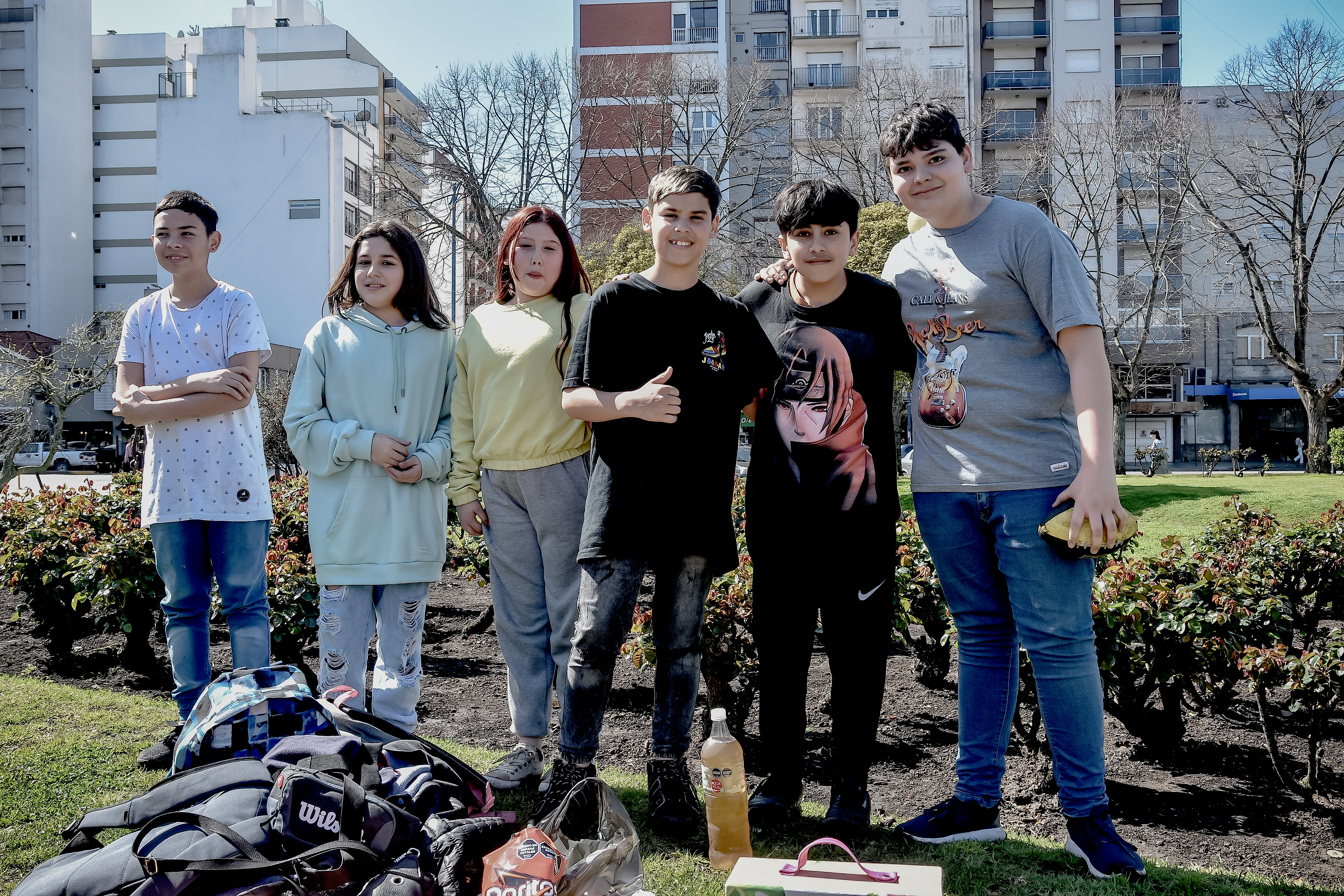 Los alumnos del primer año de la Enet 3 Thiago, Mateo, Lautaro, Valentina, Luana y Lucia disfrutaron de su primera celebración del "Día del Estudiante".