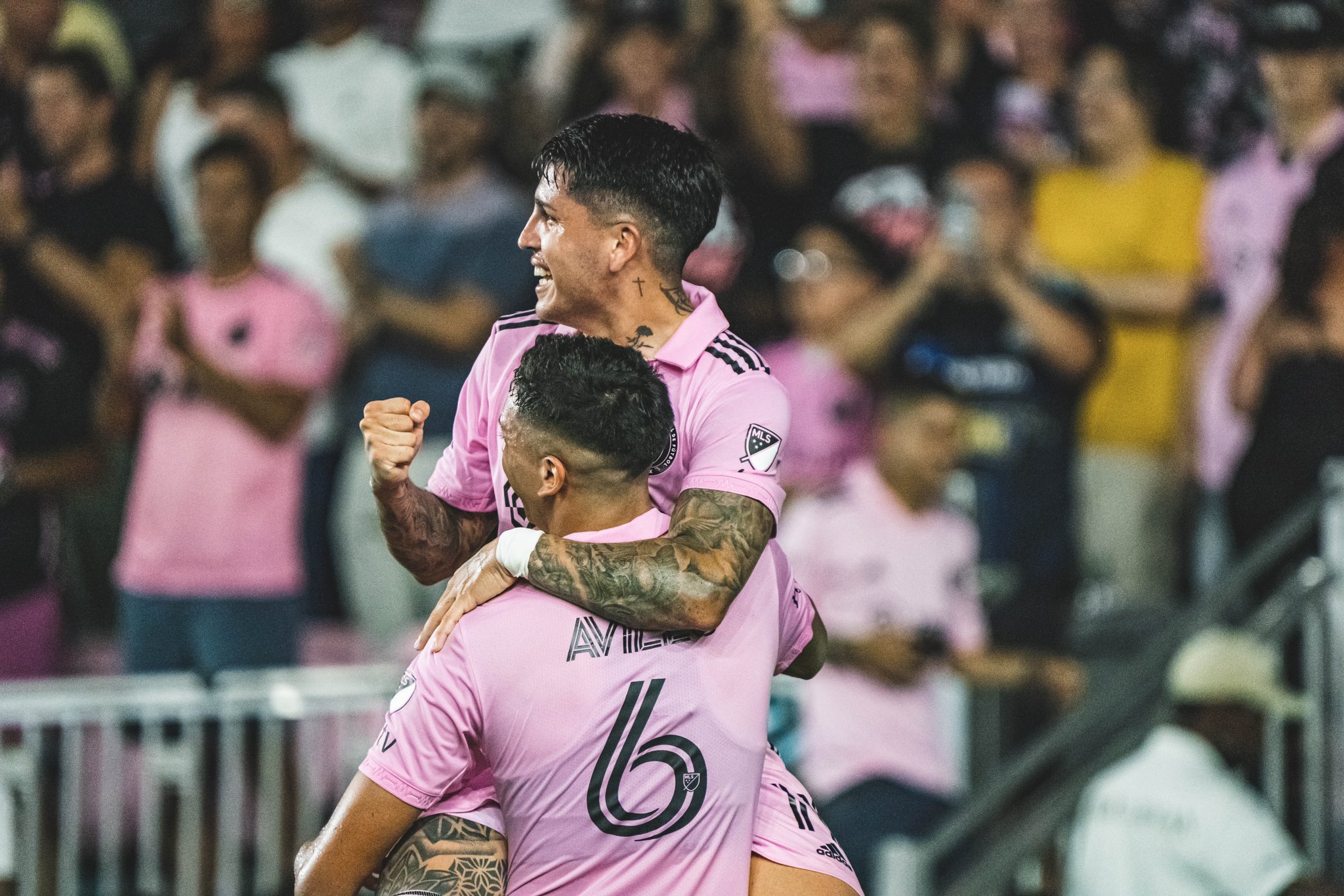 Los argentinos Facundo Farías y Tomás Avilés festejan el gol del primero sobre el final de la etapa inicial.