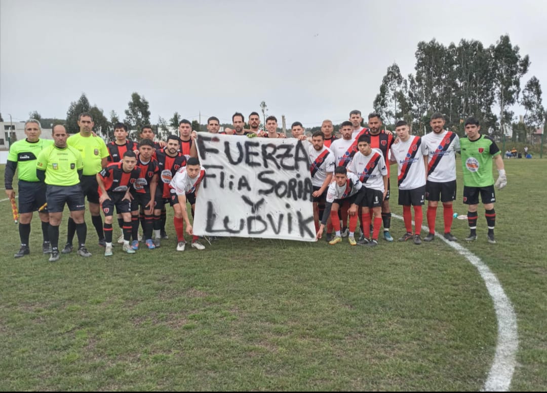 Bandera en apoyo a las familias Soria y Ludvik, en San José -River.