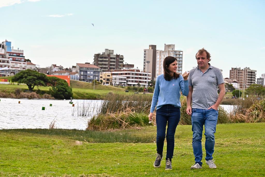 Fernanda Raverta junto a Fernando Maraude. en una recorrida por el Parque Ambiental de Mogotes de septiembre del año pasado. 