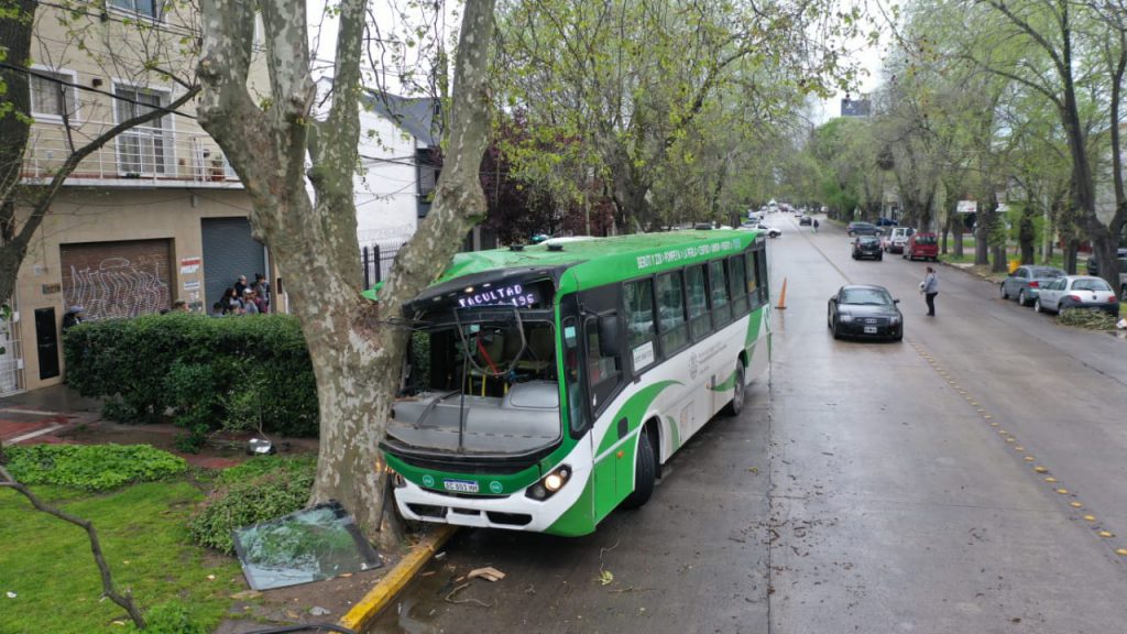 Colectivo se quedó sin frenos y chocó contra un árbol: cinco pasajeros ...