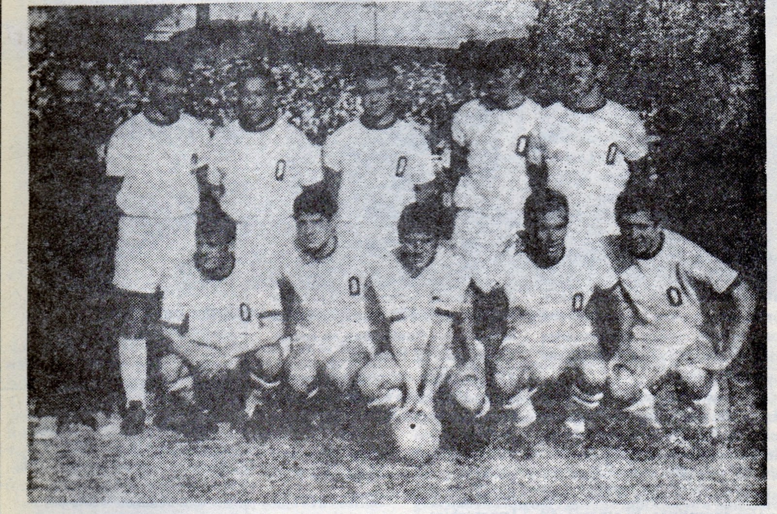 Sernia, el segundo de abajo. El equipo de Quilmes que ascendió en 1965.