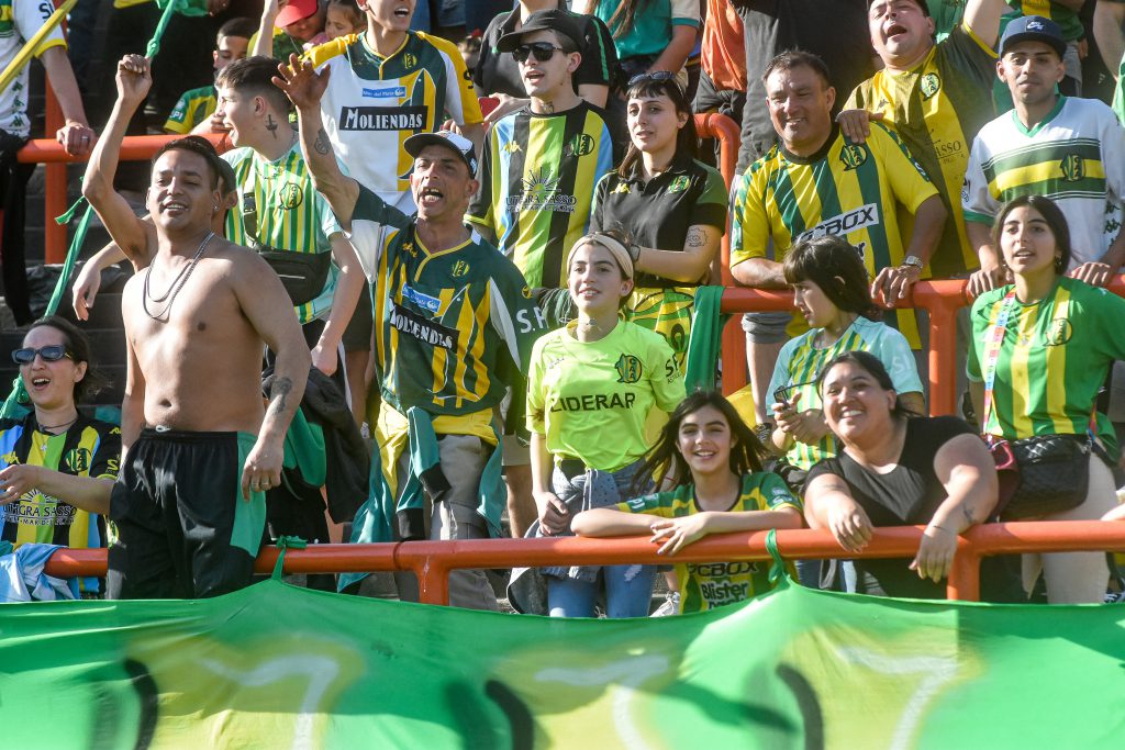 Galería de imágenes de los hinchas de Aldosivi en el empate ante Maipú ...