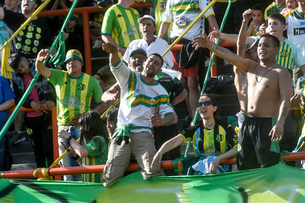 Galería de imágenes de los hinchas de Aldosivi en el empate ante Maipú ...