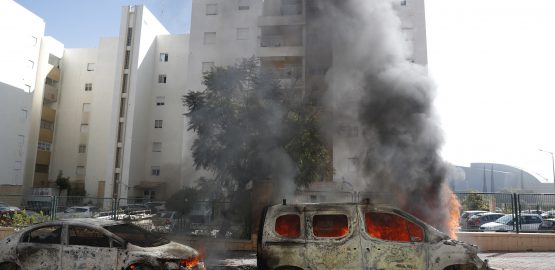 Vehículos en llamas en la ciudad israelí de Ashkelon tras el lanzamiento de cohetes desde Gaza. Foto: EFE | EPA | Atef Safadi.