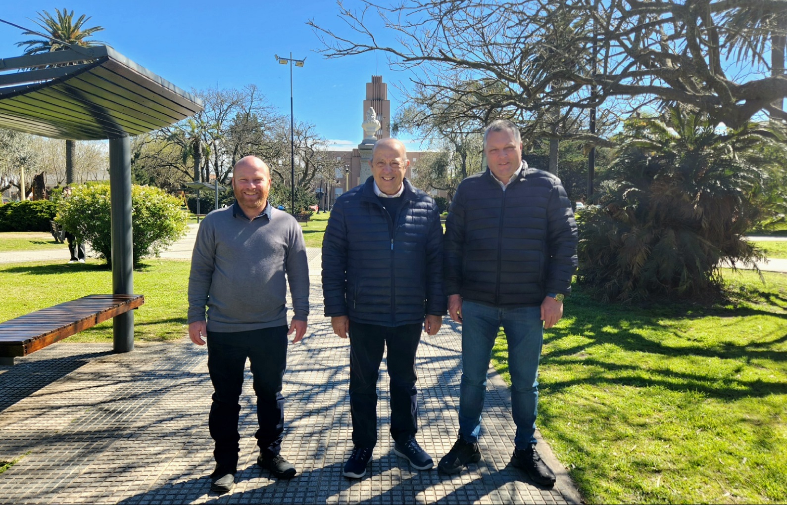 Walter Wischnivetzky, candidato a intendente de Unión por la Patria, junto a Jorge Paredi y Fabián Jacquet.