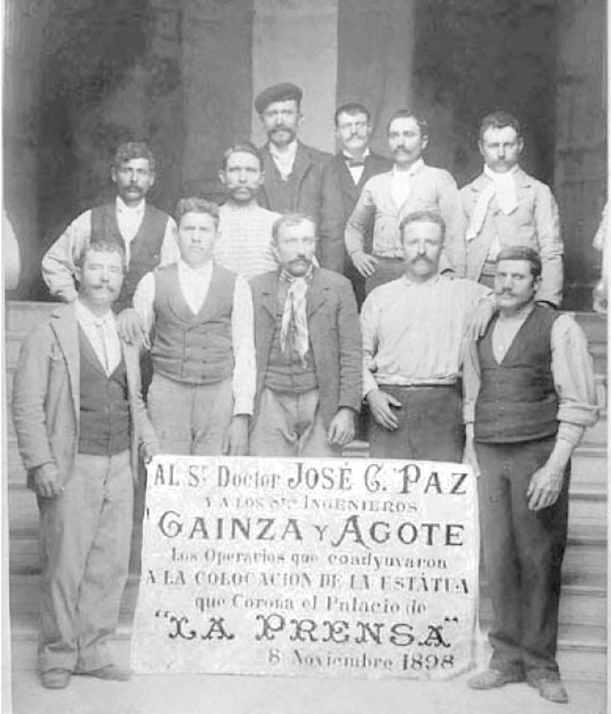 Noviembre de 1898. Obreros que colaboraron con la colocación de “La Farola” en el edificio de Avenida de Mayo.