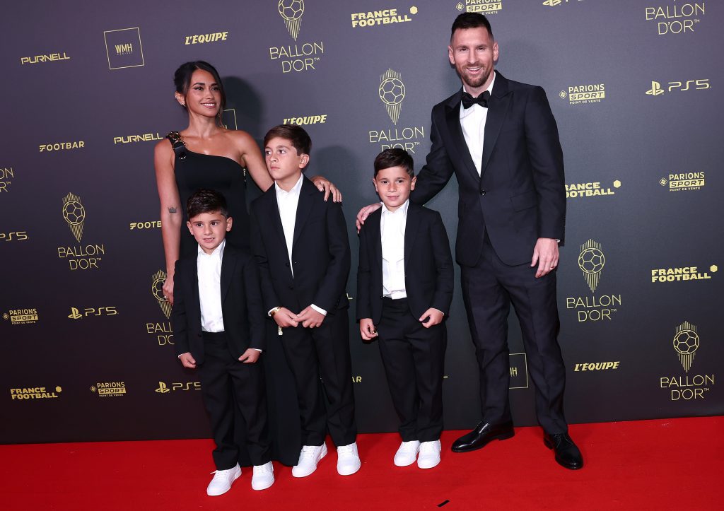 La familia Messi en la alfombra roja durante la previa a la premiación.