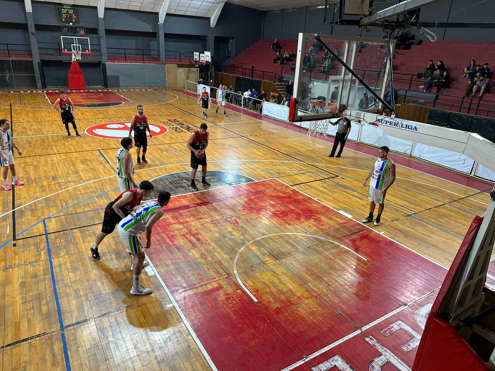 Poco público presenció la visita de IAE Club a Independiente de Tandil. El equipo marplatense no para de ganar.