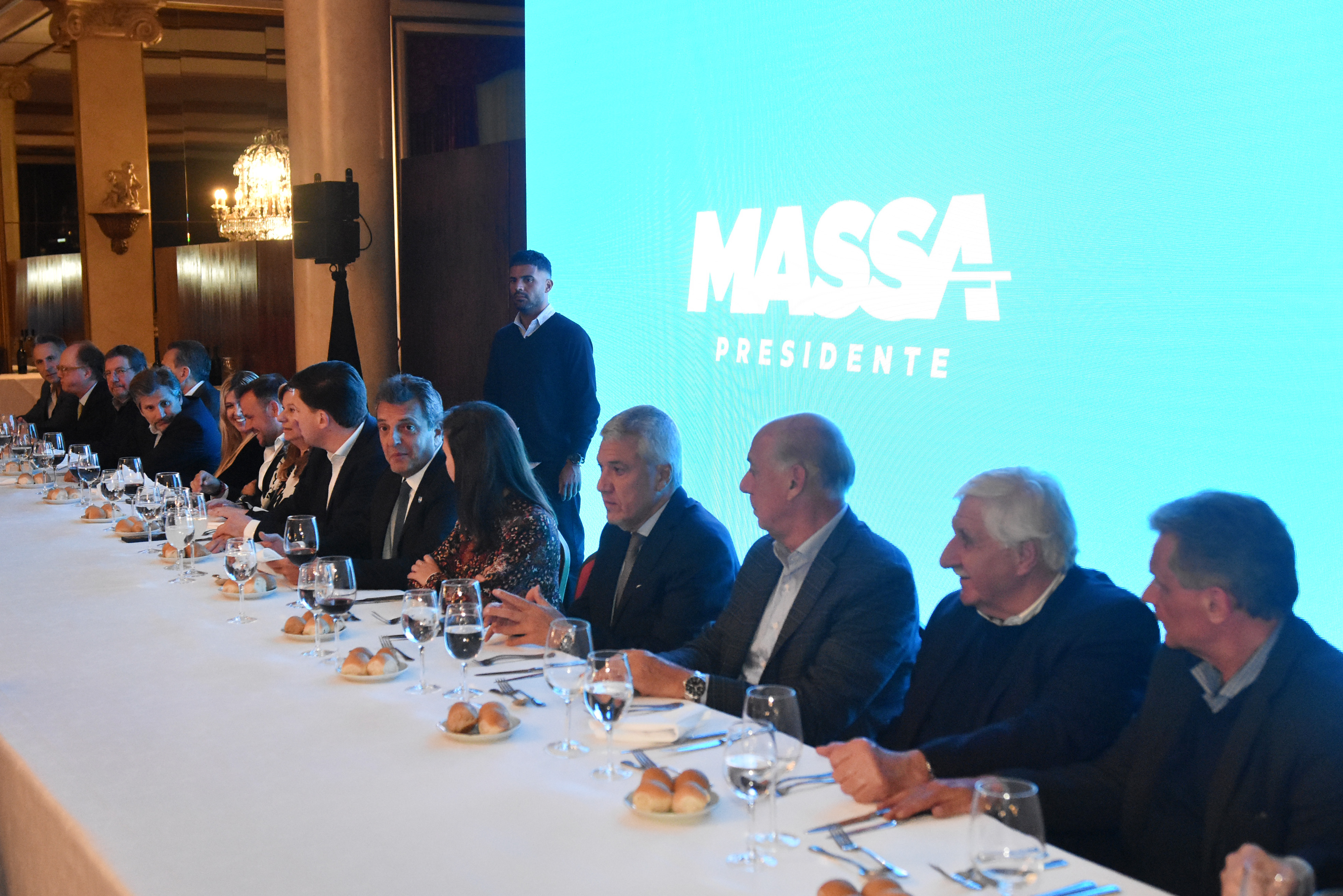 En la reunión con empresarios, gremialistas y políticos en el Hermitage Hotel, y políticos, Massa sentó a su derecha a Cheppi y a su izquierda a Raverta. 