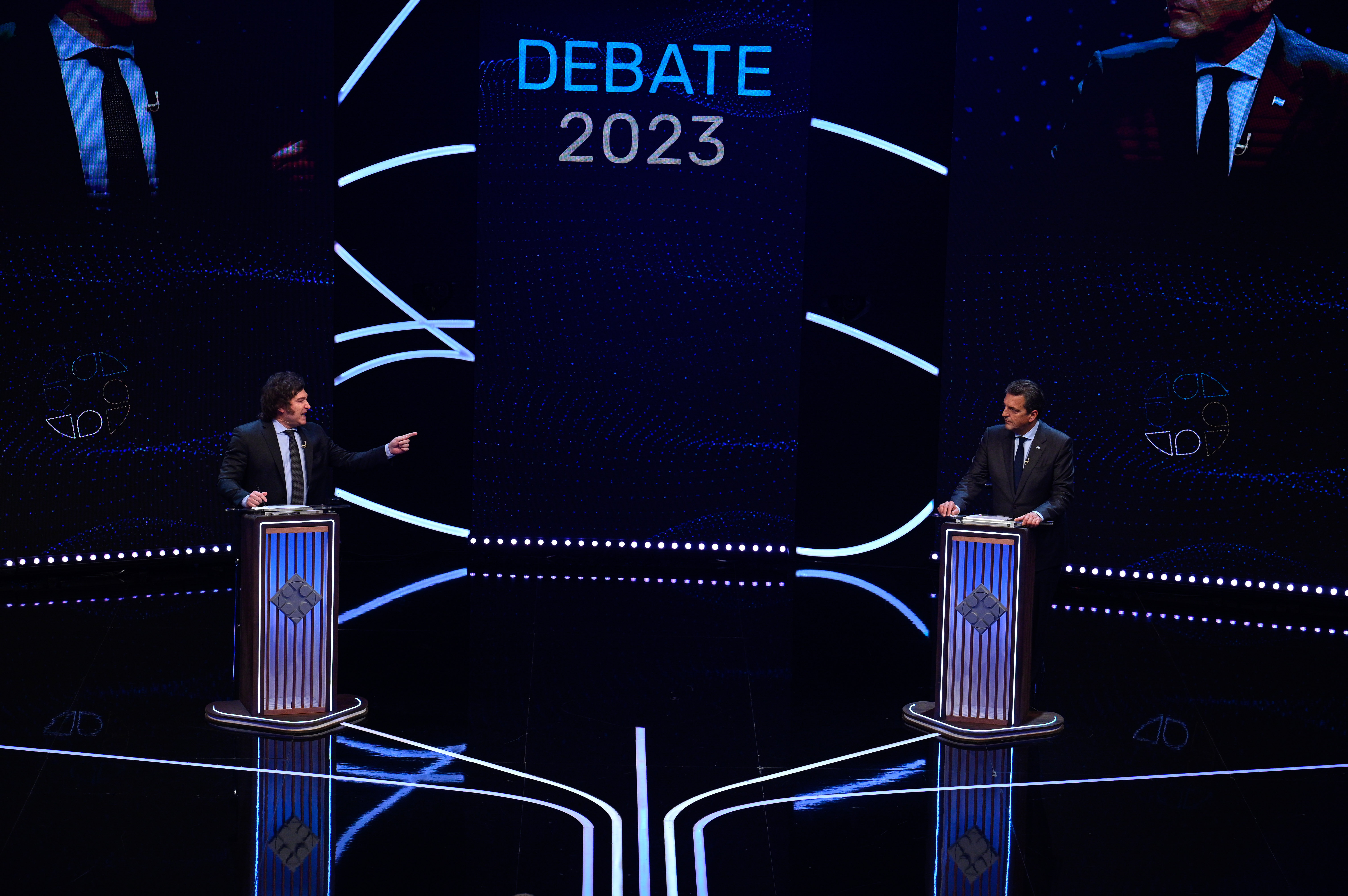 Milei y Massa durante el debate.