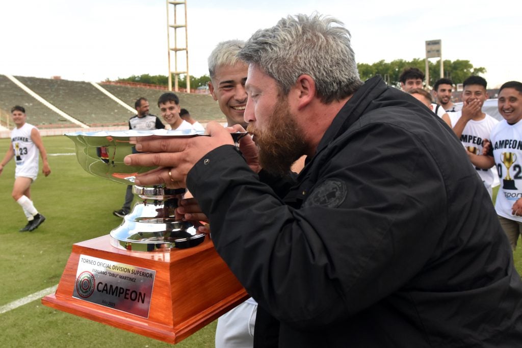 Martín Quintas con la Copa de campeón.