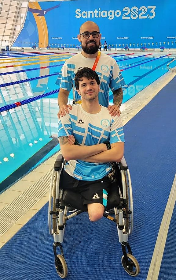 El nadador Matías De Andrade y su entrenador, Ezequiel Valdez, ya instalados en Santiago de Chile.