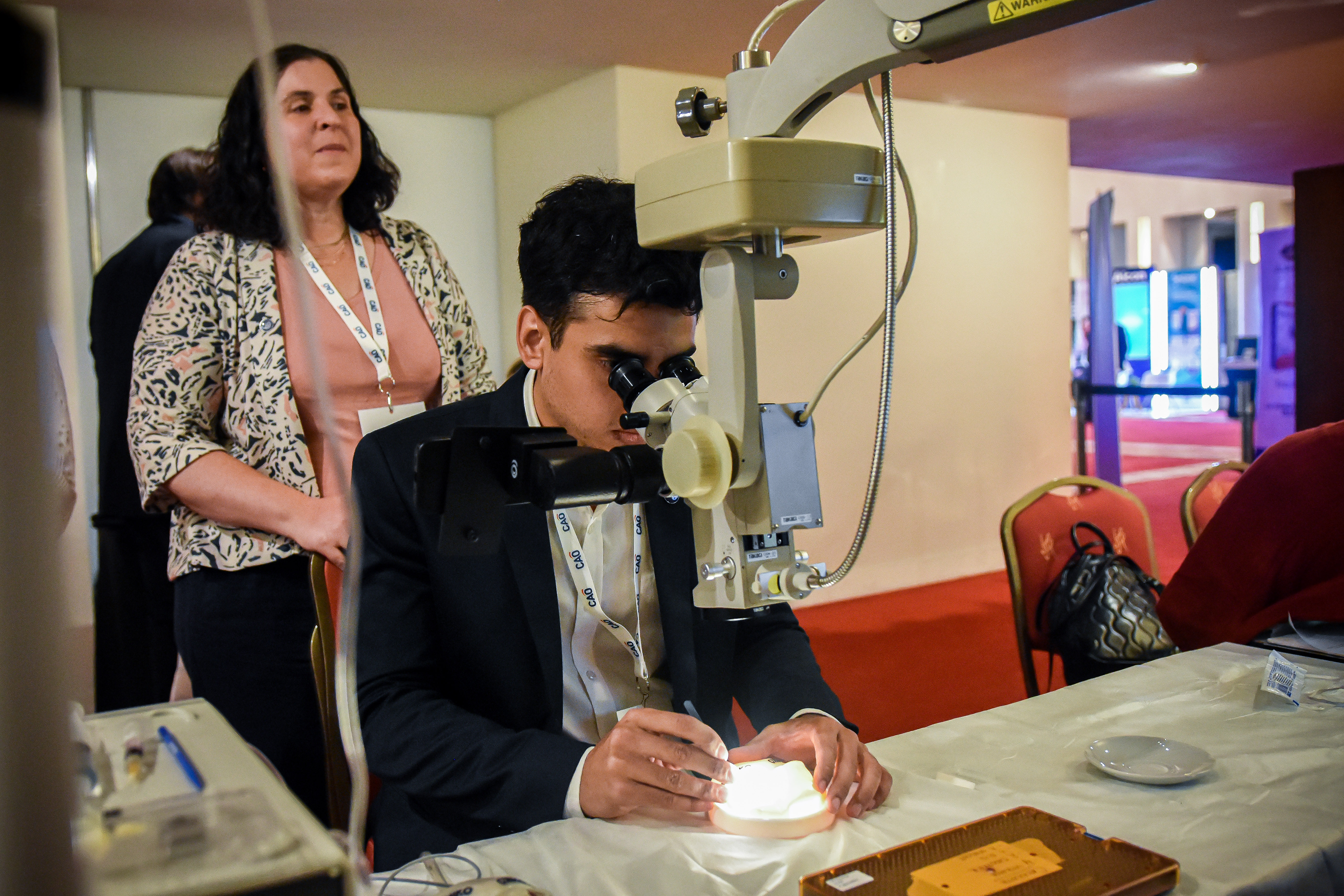 Se montó un centro de entrenamiento quirúrgico, donde residentes y médicos jóvenes pueden practicar con ojos biónicos sintéticos.