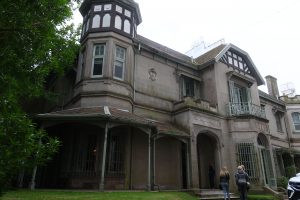 La imponente casona ubicada en la esquina de Buenos Aires y Brown.