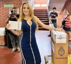 Fátima Flórez, este domingo, emitiendo su voto en el Balotaje que erigió presidente a Javier Milei, su pareja. 