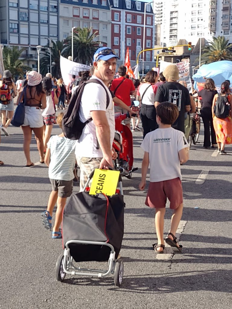 El marplatense durante una marcha contra la exploración offshore por la costa marplatense junto a sus hijos más pequeños. 