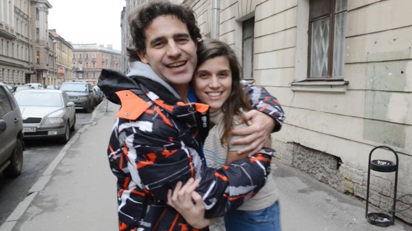 Hernán junto a Camila Speziale, al salir de la cárcel en Rusia, en noviembre de 2013.