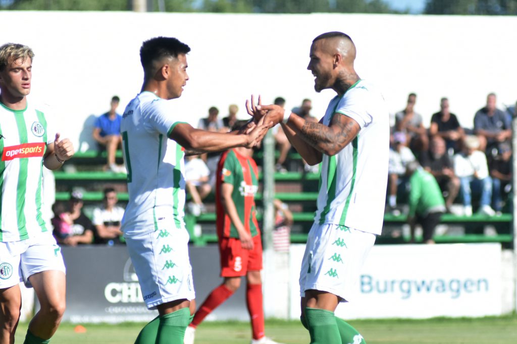 Saludo de Matías Gómez con Bruno Mariani tras el primer gol kimberleño.