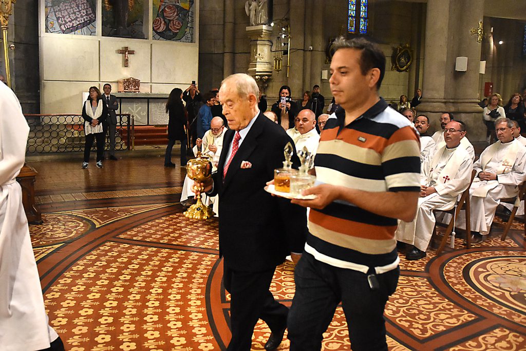 El empresario Florencio Aldrey estuvo a cargo de la entrega de las ofrendas para la ceremonia de la Eucaristía.