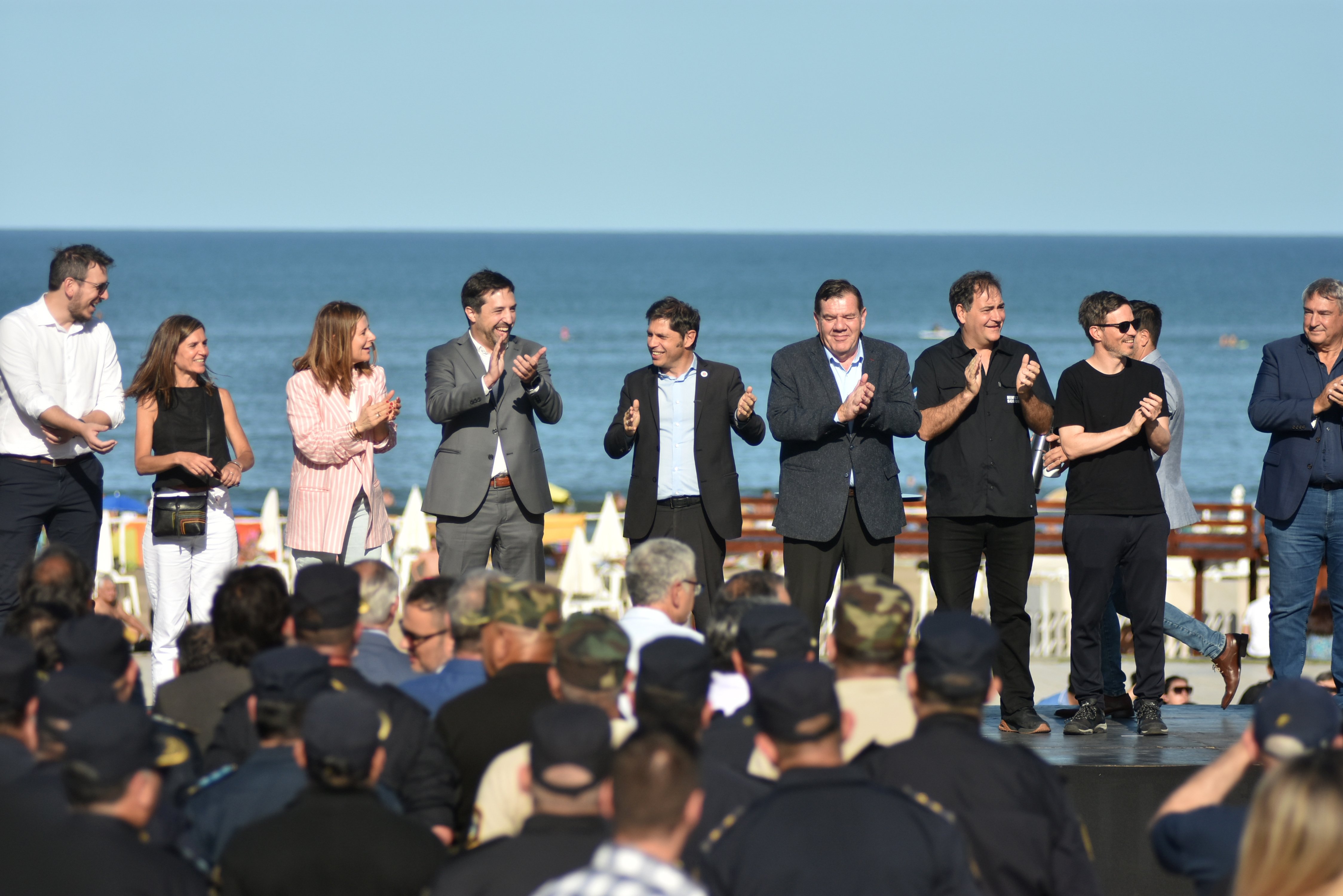 Kicillof subió al escenario del lanzamiento del Operativo de Sol a Sol a Montenegro y también a Raverta. 