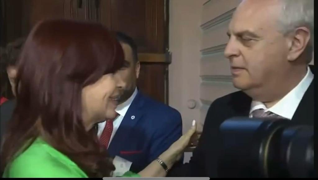 El saludo entre Cristina Fernández y el senador provincial Alejandro Rabinovich (PRO).