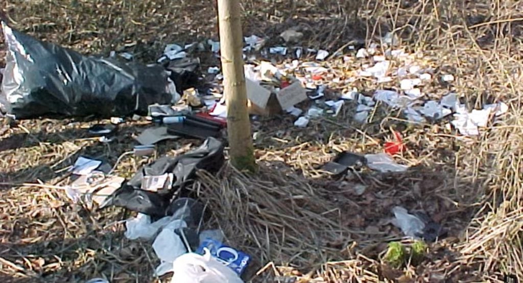 Parte de la basura arrojada en el campo.